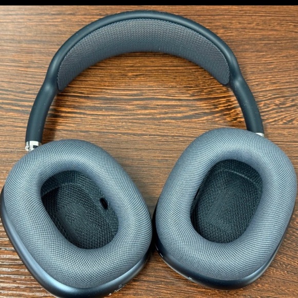 Apple On-Ear Headphones - Black - Picture 4 of 4